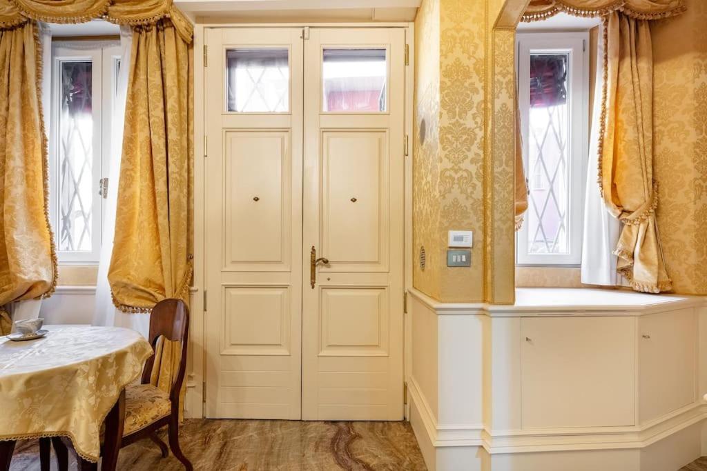 볼로냐 Ground Floor Luxe Historic Studio City Centre 아파트 외부 사진